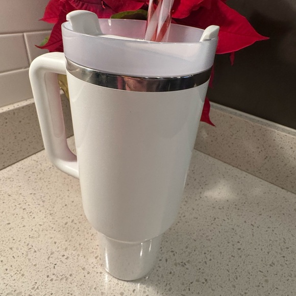 Stanley 40oz 2025 Christmas Limited Ed White Tumbler w candy cane Straw - USED - Picture 7 of 14